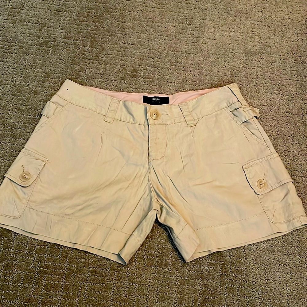 Women’s Linen Khaki Shorts